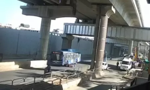बेंगलुरु: BMTC बस ने मणिपुरी महिला को कुचला, लोगों में आक्रोश बेंगलुरु: BMTC बस ने मणिपुरी महिला को कुचला, लोगों में आक्रोश