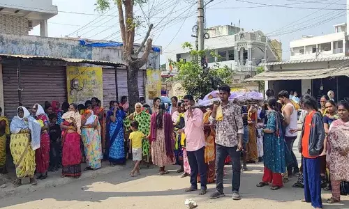 Uttam के भाषण के लिए पुलिस ने कोरुतला में अंतिम संस्कार जुलूस को रोका Uttam के भाषण के लिए पुलिस ने कोरुतला में अंतिम संस्कार जुलूस को रोका