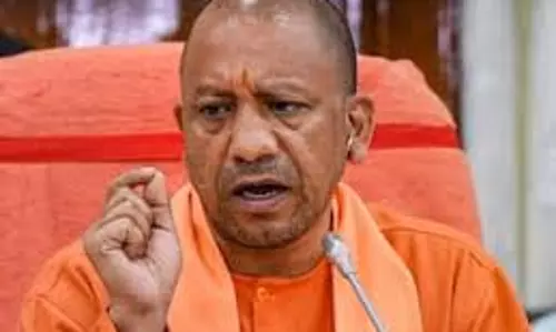 Lucknow: सीएम ने मथुरा हादसे के मृतकों के परिजनों को दी श्रद्धांजलि Lucknow: सीएम ने मथुरा हादसे के मृतकों के परिजनों को दी श्रद्धांजलि