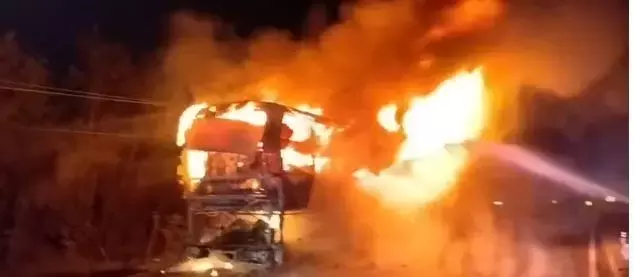 Andhra प्रदेश में बस में आग लगने से 39 यात्री बाल-बाल बचे Andhra प्रदेश में बस में आग लगने से 39 यात्री बाल-बाल बचे