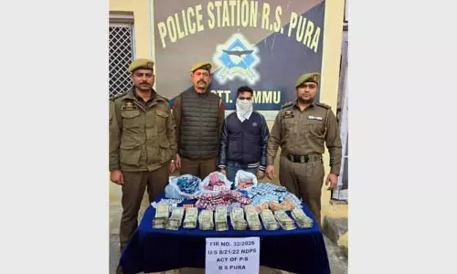 RS Pura में प्रतिबंधित टैबलेट और 11.60 लाख रुपये कैश के साथ ड्रग पेडलर गिरफ्तार RS Pura में प्रतिबंधित टैबलेट और 11.60 लाख रुपये कैश के साथ ड्रग पेडलर गिरफ्तार