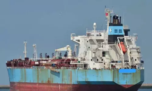 Indian Coast Guard ने मुंबई के पास इंटरनेशनल तेल तस्करी रैकेट का भंडाफोड़ किया