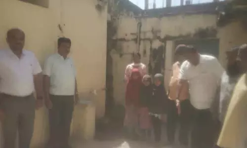 Karnataka : छात्रों के लिए शौचालय साफ करने वाले शिक्षकों को नोटिस जारी किया गया Karnataka : छात्रों के लिए शौचालय साफ करने वाले शिक्षकों को नोटिस जारी किया गया
