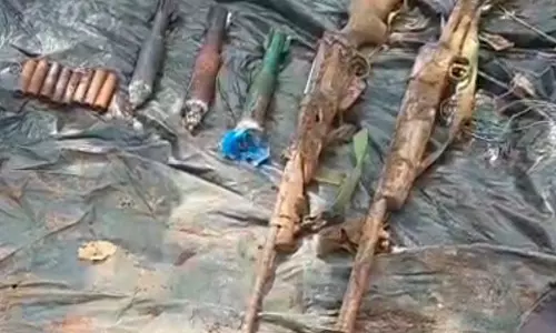 सरेंडर नक्सलियों की निशानदेही पर बीजीएल, रायफल और विस्फोटक सामग्री बरामद सरेंडर नक्सलियों की निशानदेही पर बीजीएल, रायफल और विस्फोटक सामग्री बरामद