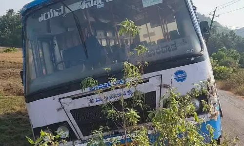 Ankola : स्टीयरिंग व्हील जाम होने के कारण सरकारी बस खेत में जा गिरी