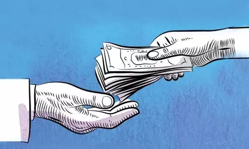 Pune में दो रक्षा अधिकारी 2 लाख रुपये की रिश्वत लेते रंगे हाथों पकड़े गए Pune में दो रक्षा अधिकारी 2 लाख रुपये की रिश्वत लेते रंगे हाथों पकड़े गए