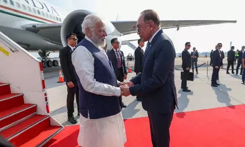 PM Modi मलेशिया पहुंचे, अनवर इब्राहिम ने गर्मजोशी से स्वागत किया