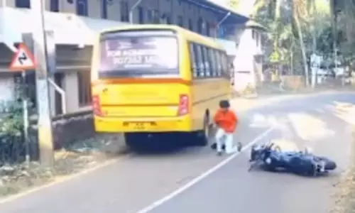 Kerala: सड़क पर छात्र के गिरने के बाद सतर्क बस ड्राइवर ने बड़ी दुर्घटना टाली Kerala: सड़क पर छात्र के गिरने के बाद सतर्क बस ड्राइवर ने बड़ी दुर्घटना टाली