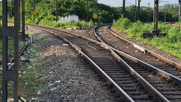 kerala: कोच्चि रेलवे ट्रैक पर ब्रेक-अप से दुखी युवक की जान बचाई गई kerala: कोच्चि रेलवे ट्रैक पर ब्रेक-अप से दुखी युवक की जान बचाई गई