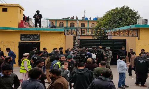ISIS ने पाकिस्तान मस्जिद में हुए आत्मघाती बम धमाके की ज़िम्मेदारी ली ISIS ने पाकिस्तान मस्जिद में हुए आत्मघाती बम धमाके की ज़िम्मेदारी ली