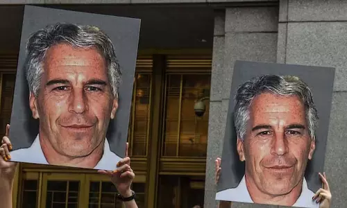 दुर्लभ घड़ी, आइलैंड का दौरा बार्ड प्रेसिडेंट के Epstein से संबंधों पर सवाल खड़े करते दुर्लभ घड़ी, आइलैंड का दौरा बार्ड प्रेसिडेंट के Epstein से संबंधों पर सवाल खड़े करते