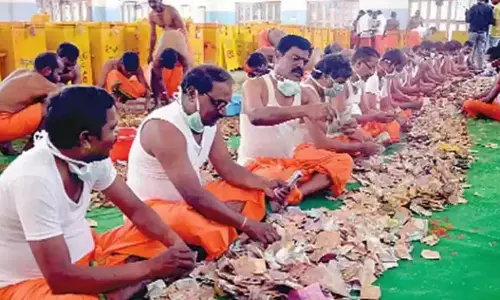 Sammakka -सरलम्मा जतारा: हुंडियों में मिले कैश, गहने और प्रेम पत्र Sammakka -सरलम्मा जतारा: हुंडियों में मिले कैश, गहने और प्रेम पत्र