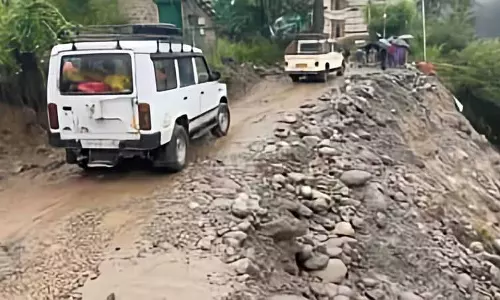 7 महीने पहले क्षतिग्रस्त हुई Kullu-Manali लेफ्ट बैंक सड़क अभी भी खस्ता हालत में