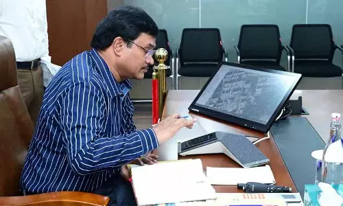 Hyderabad के निवासियों ने HYDRAA के साथ सीवेज और ज़मीन पर कब्ज़े से जुड़ी चिंताएं उठाईं Hyderabad के निवासियों ने HYDRAA के साथ सीवेज और ज़मीन पर कब्ज़े से जुड़ी चिंताएं उठाईं