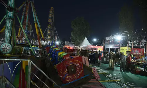 BIG BREAKING: सूरजकुंड मेले में गेट और झूला गिरा, 8 लोग घायल