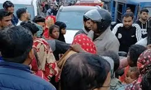 Farrukhabad: अतिक्रमण के चलते अमृतपुर तिराहे पर यातायात ठप Farrukhabad: अतिक्रमण के चलते अमृतपुर तिराहे पर यातायात ठप