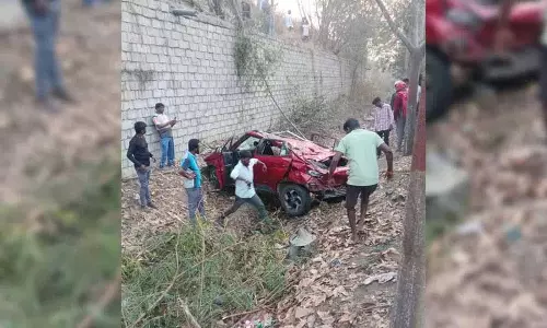 संगारेड्डी में ORR से कार गिरने से दो लोगों की मौत, चार घायल
