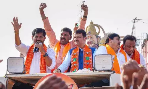 BJP rally के दौरान फडणवीस ने मंचरियल में अपने कॉलेज के दिनों को याद किया BJP rally के दौरान फडणवीस ने मंचरियल में अपने कॉलेज के दिनों को याद किया