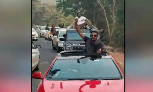 Hirakud रोड पर कार स्टंट, दो गाड़ियां जब्त, ड्राइवर गिरफ्तार