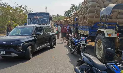 Bhadrak में किसानों का प्रदर्शन, धान खरीद में अनुचित कटौती का विरोध Bhadrak में किसानों का प्रदर्शन, धान खरीद में अनुचित कटौती का विरोध