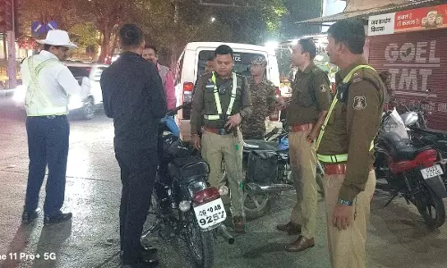 रायपुर यातायात कमिश्नरेट का सख्त अभियान, 160 से अधिक बुलेट से मॉडीफाई सायलेंसर जब्त रायपुर यातायात कमिश्नरेट का सख्त अभियान, 160 से अधिक बुलेट से मॉडीफाई सायलेंसर जब्त