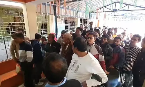 बदुरिया में फॉर्म 7 की ज़रूरत को लेकर BDO ऑफिस में स्थानीय लोगों ने विरोध प्रदर्शन किया बदुरिया में फॉर्म 7 की ज़रूरत को लेकर BDO ऑफिस में स्थानीय लोगों ने विरोध प्रदर्शन किया