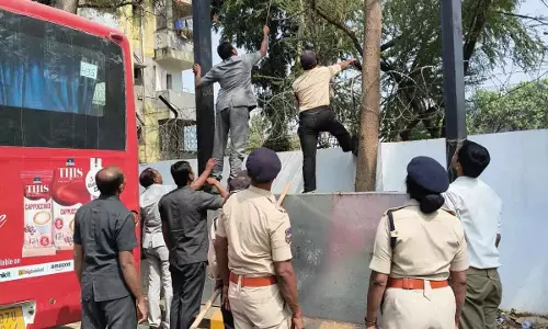 Begumpet में ट्रैफिक पुलिस ने चीनी मांझे में फंसे पक्षियों को बचाया
