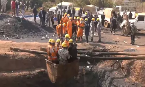 NDRF ने मेघालय के पूर्वी जयंतिया हिल्स में अवैध कोयला खदान विस्फोट स्थल से छह शव बरामद किए NDRF ने मेघालय के पूर्वी जयंतिया हिल्स में अवैध कोयला खदान विस्फोट स्थल से छह शव बरामद किए