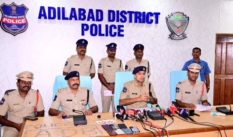 Adilabad में खजाने की खोज के नाम पर लोगों को ठगने वाले सात लोगों के गैंग को गिरफ्तार किया गया Adilabad में खजाने की खोज के नाम पर लोगों को ठगने वाले सात लोगों के गैंग को गिरफ्तार किया गया