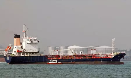 समुद्र में भारतीय तटरक्षक बल की बड़ी कार्रवाई, अंतरराष्ट्रीय तेल तस्करी गिरोह का भंडाफोड़ समुद्र में भारतीय तटरक्षक बल की बड़ी कार्रवाई, अंतरराष्ट्रीय तेल तस्करी गिरोह का भंडाफोड़
