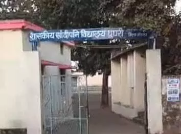 Mandala: अतिथि शिक्षक की टिप्पणी से घुघरी स्कूल में हंगामा Mandala: अतिथि शिक्षक की टिप्पणी से घुघरी स्कूल में हंगामा