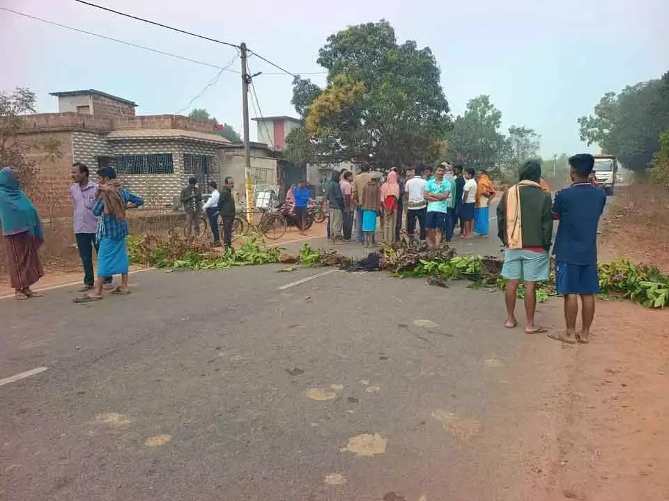Odisha के खोरधा में हाथी के हमले में एक इलेक्ट्रीशियन की मौत, लोगों ने सड़क जाम की Odisha के खोरधा में हाथी के हमले में एक इलेक्ट्रीशियन की मौत, लोगों ने सड़क जाम की
