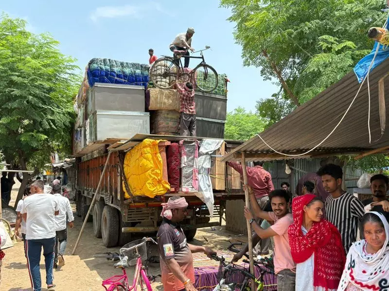 Gurugram से प्रवासियों का पलायन एक शहरी चुनौती कैसे बन गया Gurugram से प्रवासियों का पलायन एक शहरी चुनौती कैसे बन गया