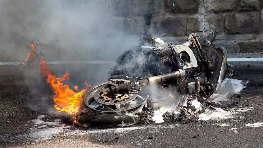 Thane में आग से तीन ऑटो रिक्शा और एक मोटरसाइकिल जलकर खाक Thane में आग से तीन ऑटो रिक्शा और एक मोटरसाइकिल जलकर खाक