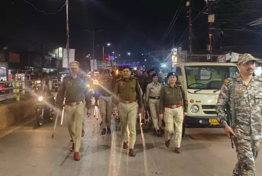 रायपुर में अपराधियों पर नकेल कसने कॉम्बिंग गश्त चेकिंग रायपुर में अपराधियों पर नकेल कसने कॉम्बिंग गश्त चेकिंग
