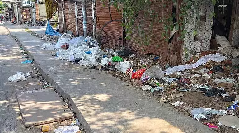 Chennai: आर्कॉट रोड फुटपाथ पर पैदल चलने वालों को कचरे के ढेर से होकर गुजरना पड़ रहा Chennai: आर्कॉट रोड फुटपाथ पर पैदल चलने वालों को कचरे के ढेर से होकर गुजरना पड़ रहा