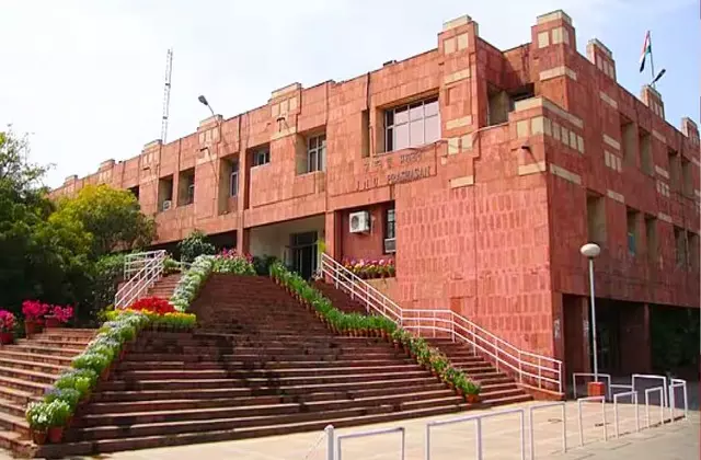 New Delhi: JNU कैंपस में तनाव, निष्कासन के खिलाफ आवाज New Delhi: JNU कैंपस में तनाव, निष्कासन के खिलाफ आवाज