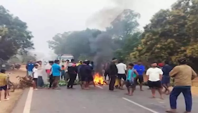 Khordha में हाथी के कुचलने से एक व्यक्ति की मौत के बाद स्थानीय लोगों ने सड़क जाम कर दी Khordha में हाथी के कुचलने से एक व्यक्ति की मौत के बाद स्थानीय लोगों ने सड़क जाम कर दी
