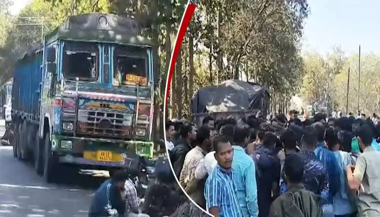 Angul में सड़क दुर्घटना में दो लोगों की मौत के बाद स्थानीय लोगों ने सड़क जाम कर दिया Angul में सड़क दुर्घटना में दो लोगों की मौत के बाद स्थानीय लोगों ने सड़क जाम कर दिया