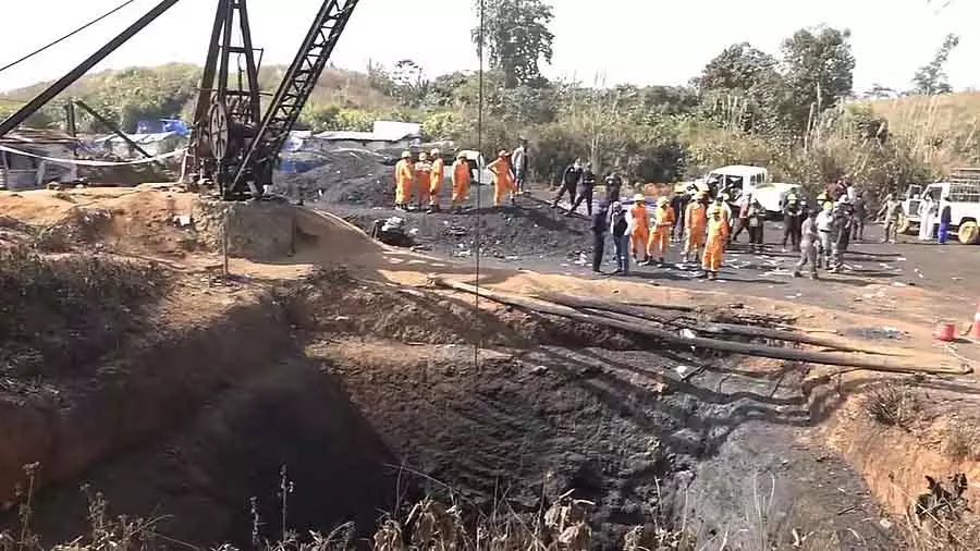 Meghalaya कोयला खदान विस्फोट: लापता लोगों के लिए तलाशी अभियान जारी Meghalaya कोयला खदान विस्फोट: लापता लोगों के लिए तलाशी अभियान जारी
