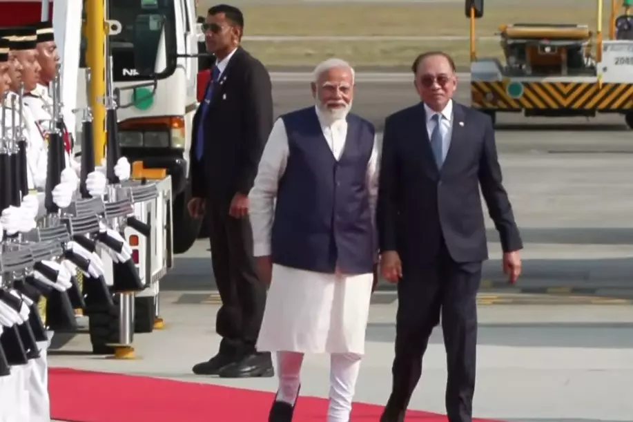 PM Modi का मलेशिया पहुंचने पर भव्य स्वागत, अनवर इब्राहिम रहे मौजूद PM Modi का मलेशिया पहुंचने पर भव्य स्वागत, अनवर इब्राहिम रहे मौजूद