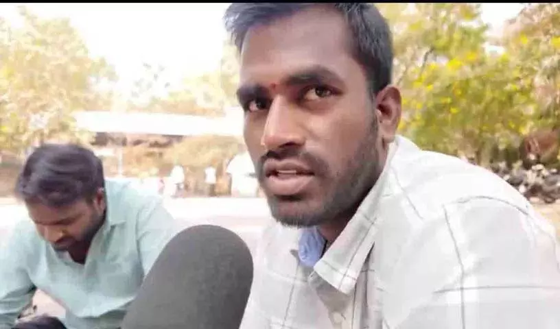 CM रेवंत रेड्डी स्टेज पर हंसे, स्थानीय निवासी ने झूठ बोलने का दावा किया CM रेवंत रेड्डी स्टेज पर हंसे, स्थानीय निवासी ने झूठ बोलने का दावा किया