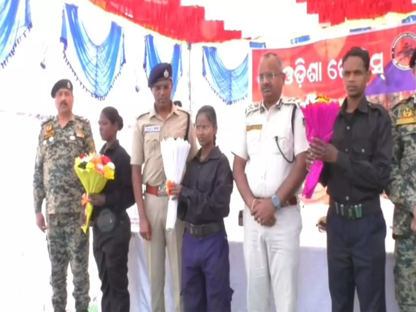 Berhampur में 4 माओवादियों ने हथियार डाल दिए Berhampur में 4 माओवादियों ने हथियार डाल दिए