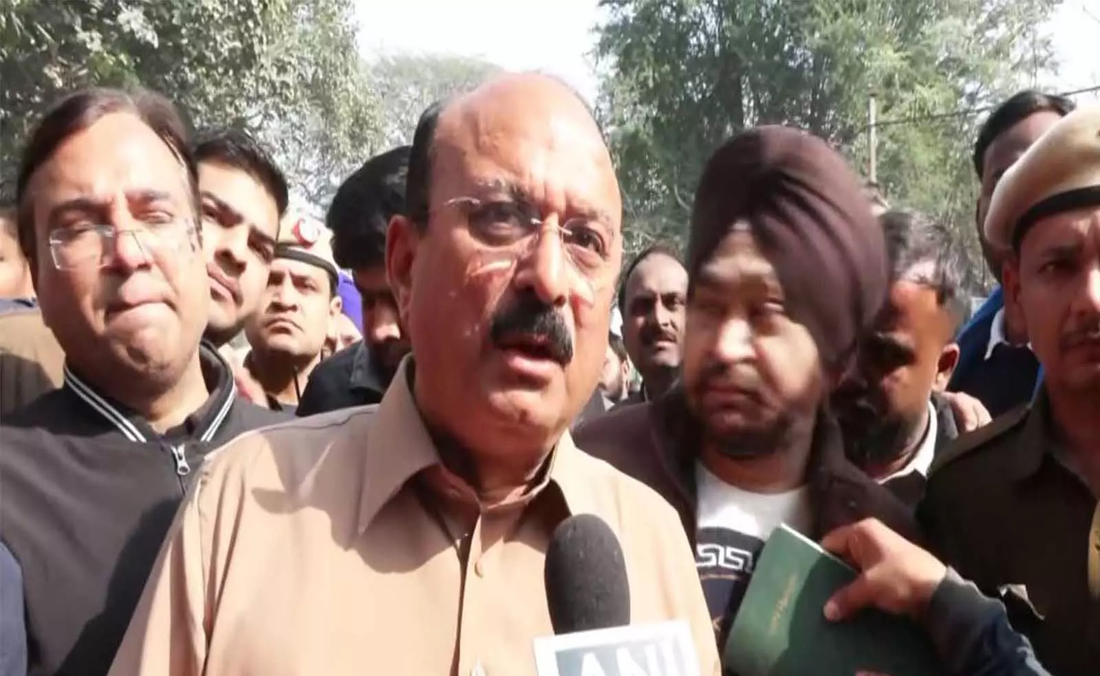 Janakpuri incident: जिम्मेदार अधिकारी निलंबित Janakpuri incident: जिम्मेदार अधिकारी निलंबित