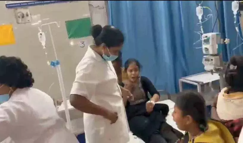 Bellampalli स्कूल में दूषित खाना खाने से 40 छात्र बीमार पड़ गए Bellampalli स्कूल में दूषित खाना खाने से 40 छात्र बीमार पड़ गए