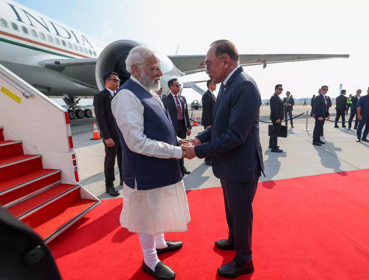 पीएम मोदी पहुंचे मलेशिया, प्रधानमंत्री अनवर इब्राहिम ने एयरपोर्ट पर किया स्वागत, VIDEO पीएम मोदी पहुंचे मलेशिया, प्रधानमंत्री अनवर इब्राहिम ने एयरपोर्ट पर किया स्वागत, VIDEO