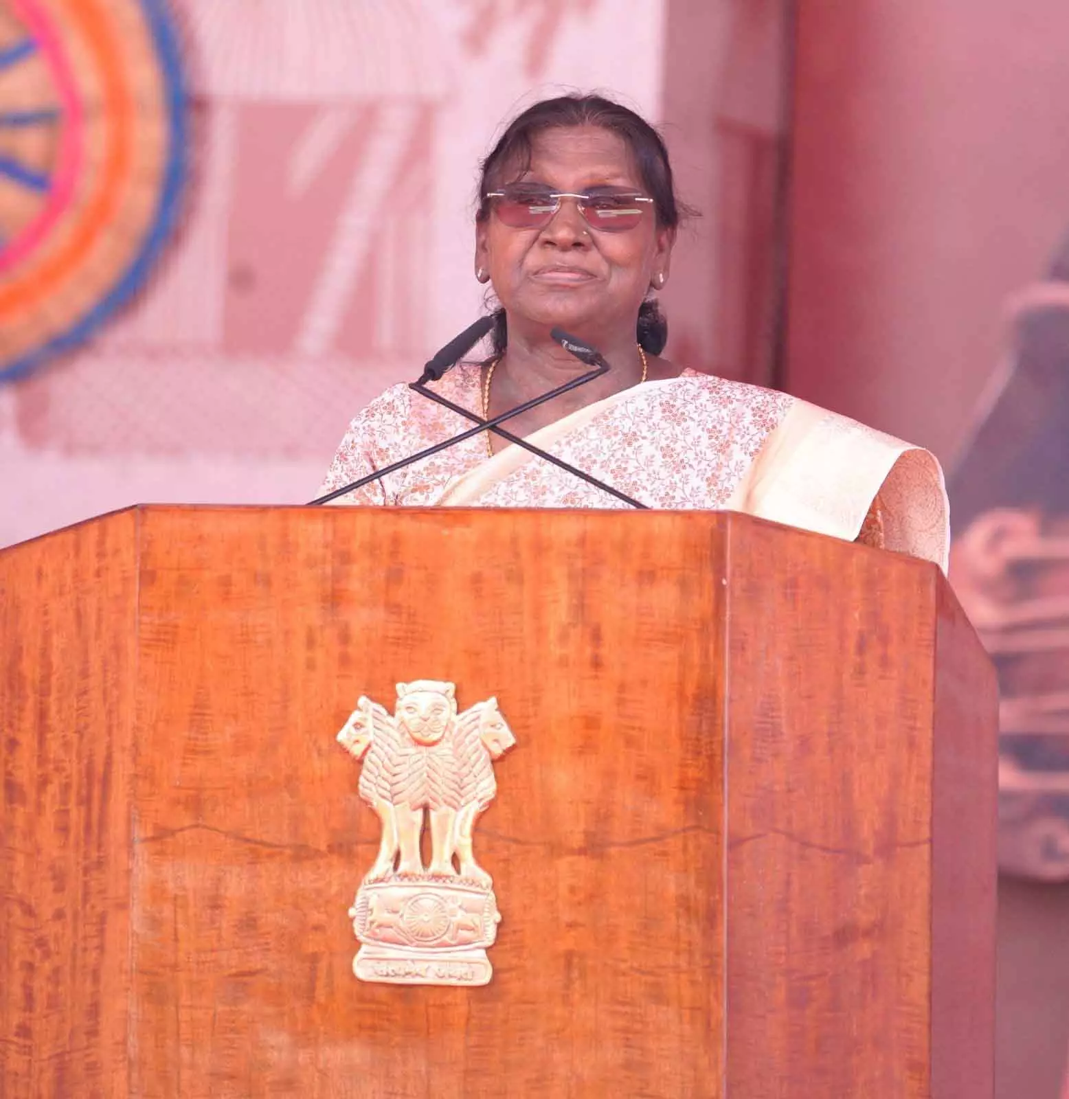 राष्ट्रपति द्रौपदी मुर्मु ने आदिवासी बालिका को पढ़ाने का किया आह्वान राष्ट्रपति द्रौपदी मुर्मु ने आदिवासी बालिका को पढ़ाने का किया आह्वान