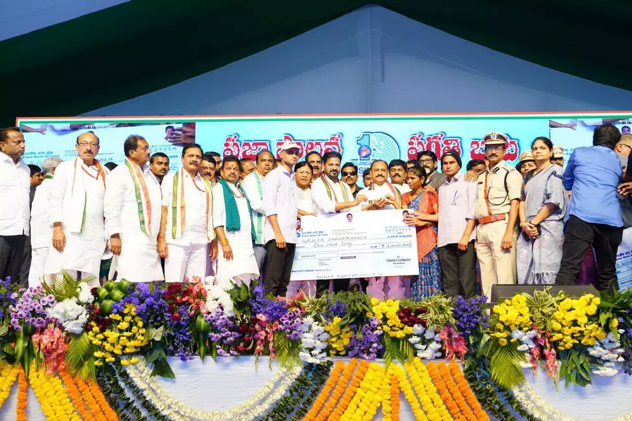 Chief Minister ने ड्यूटी के दौरान मारे गए कांस्टेबलों के परिवार वालों को ₹1 करोड़ का मुआवजा सौंपा Chief Minister ने ड्यूटी के दौरान मारे गए कांस्टेबलों के परिवार वालों को ₹1 करोड़ का मुआवजा सौंपा