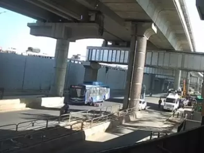 बेंगलुरु: BMTC बस ने मणिपुरी महिला को कुचला, लोगों में आक्रोश बेंगलुरु: BMTC बस ने मणिपुरी महिला को कुचला, लोगों में आक्रोश