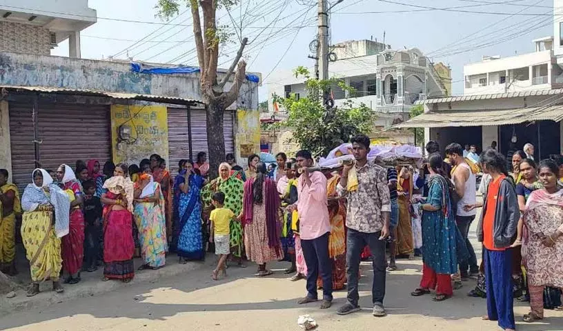 Uttam के भाषण के लिए पुलिस ने कोरुतला में अंतिम संस्कार जुलूस को रोका Uttam के भाषण के लिए पुलिस ने कोरुतला में अंतिम संस्कार जुलूस को रोका
